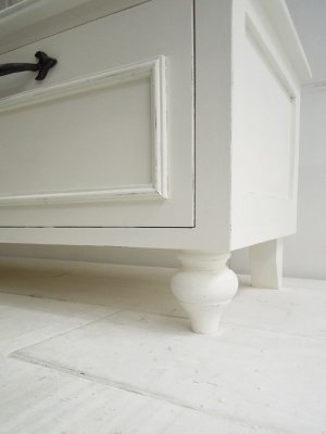 球根のようにコロンとしたターンドレッグ（ろくろ脚）