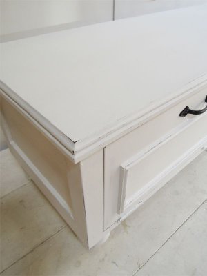 下地の黒が見え隠れするアンティーク調ホワイトペイント仕上げです