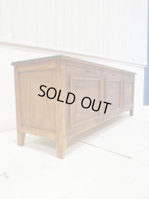 随所にモールディング加工をした、立体感のあるTV台です。