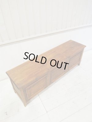 パイン材は節があるのが特徴で、経年変化で色が段々濃くなっていきます。