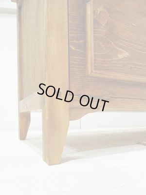 テーパー角脚、少し傷加工を施したアンティーク調の仕上げです。