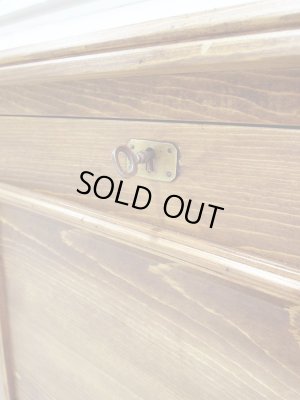 アンティーク調の鍵が取っ手代わり。