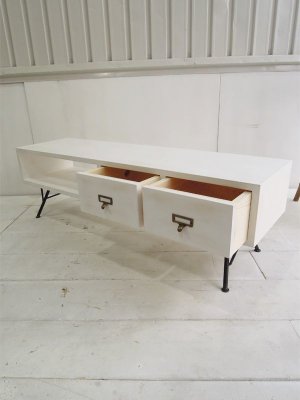 引き出し2杯付き、有効深さは140mm程度です。