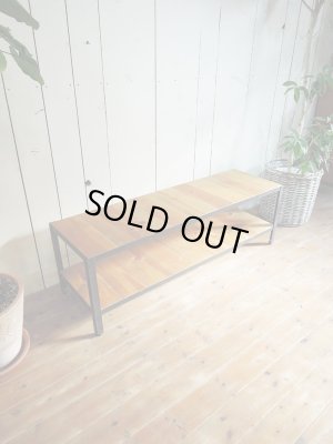 温かみを感じる天然木と、アイアンを合わせたおしゃれなTVボード。