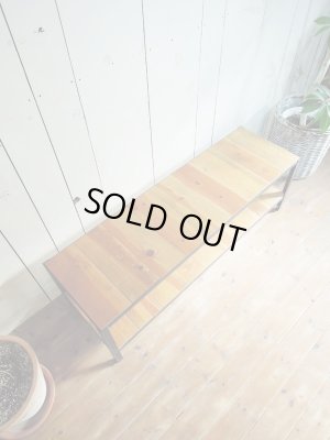 経年変化で色が変わるパイン材のテレビボードで、豊かな日常を♪