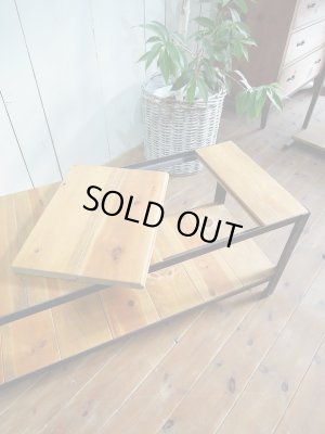 はめ込んでいる板は凸凹が彫ってあり職人のこだわりが光ります。