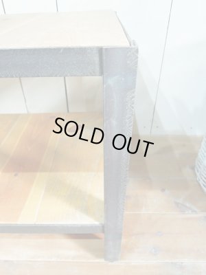 アングルアイアンのフレームは表情があるインダストリアルな仕上がり。