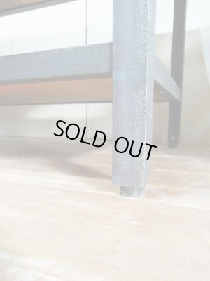 足元はアジャスター付きで、高さ調整できます。