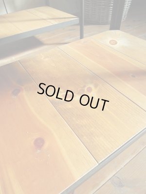 パイン材を使ったテレビボード、節があり可愛らしい表情の木材です。