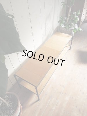 繊細な木目で北欧インテリアとも相性の良いオーク材も選べます。