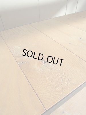 欠けた節や繊細な木目がかっこいいホワイトオークのテレビボード。