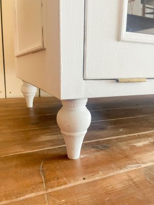 細いろくろ脚は特注サイズ。