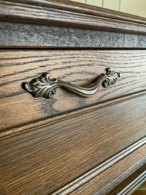 扉の真鍮取っ手は100種類以上から選べます。