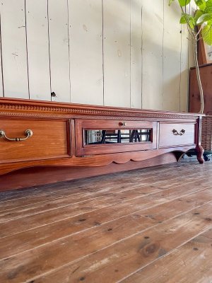 装飾が豊富ですが、上品で落ち着きがある佇まいのテレビボードです。