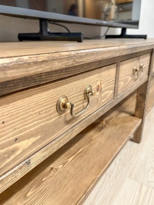 真鍮取っ手付きの引き出しが6箇所