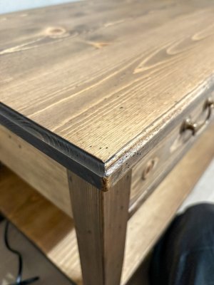 キズや虫食い痕のを模したエイジング加工を施してオールドパイン風の仕上げ