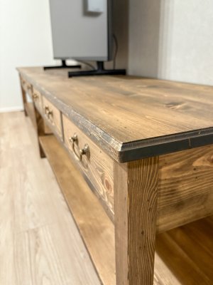 エイジング加工を施したアンティークテイストのテレビボード