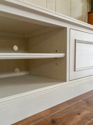 中央の棚は可動棚、AV機器を置くのに。