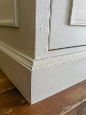 各部にモールディング装飾を施したアンティーク調家具