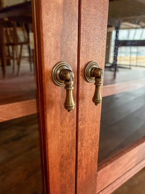 扉の真鍮取っ手は100種類以上からお選びいただけます。