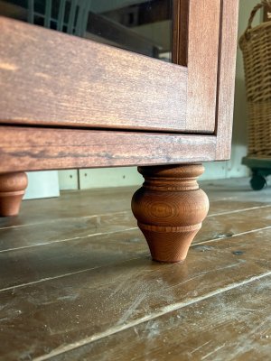 小さなろくろ足のテレビボードです。