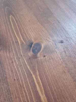 パイン材は節があって表情豊かな木目が特徴