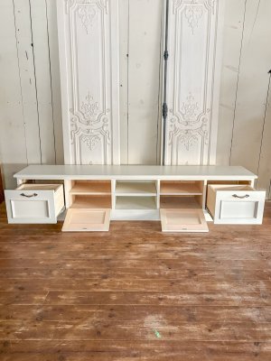 木扉、引出し、オープン棚を備えたローボード。