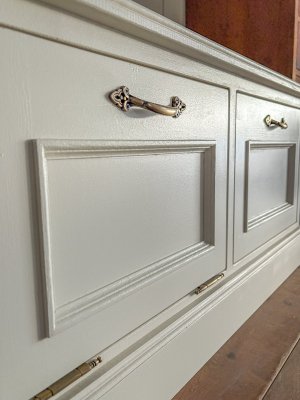 モールディングや真鍮金物を使った豪華な装飾