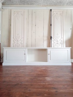 写真はW2000、H530mmの大きなテレビボード。