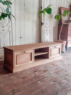 写真はW1400、D400、H400mmの小さなテレビボード