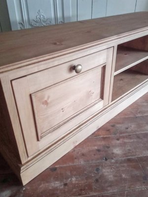 モールディング装飾を使ったアンティーク調デザインのテレビボード