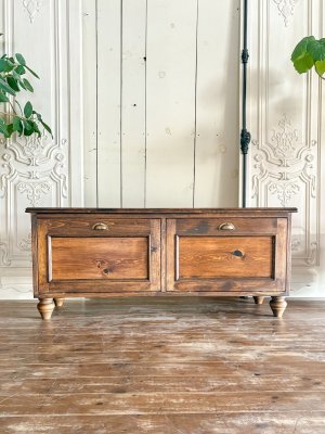 パイン材を使ったアンティーク調デザインのテレビボードです。