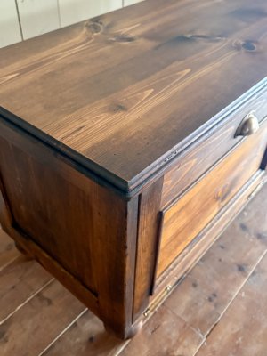 あえて傷をつけたエイジング仕上げ。