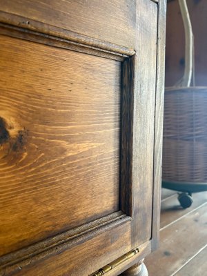 各所にモールディング装飾を施したアンティーク調デザインの家具