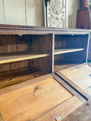 木扉の中に可動棚。