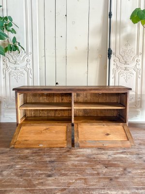 収納は引き出しやガラス扉などカスタマイズできます。