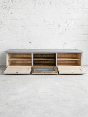 収納は木扉、ガラス扉、引出しなど選べます。