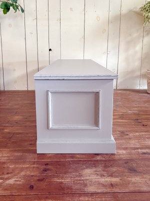 モールディングで装飾したクラシックアンティーク調テレビ台。