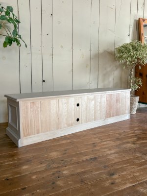 背板は羽目板で綺麗に、配線孔の位置は調整できます。