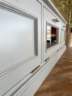 モールディングで立体的に装飾したアンティーク調デザインです。