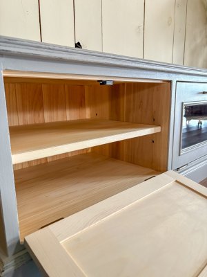 左右は木扉、中に可動棚。