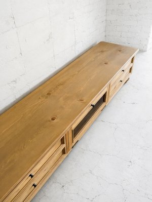 パイン材は温かみがあり表情豊かな木材です。