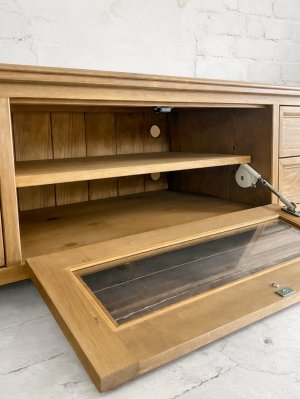 中央のガラス扉収納の中には可動棚、配線孔。