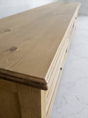 細部までモールディングで装飾したアンティーク調家具。