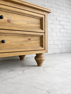 ころんとかわいいろくろ足のローボード。