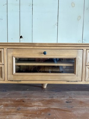 取っ手は真鍮やブラックなど100種類以上から選べます。