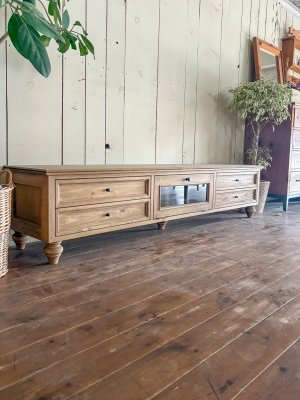 天然木を使った、ナチュラルで優しい雰囲気いっぱいのテレビ台です。