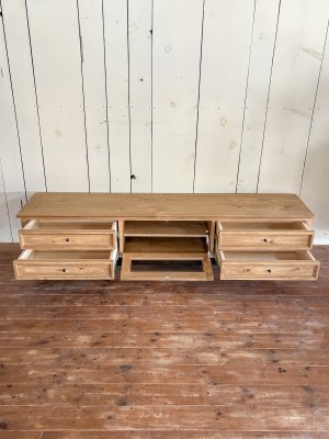 収納はガラス扉、木扉、引出しなどカスタマイズできます。