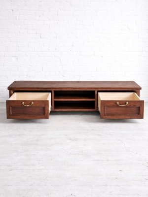 写真は中央オープン棚、左右引出しのローボードです。