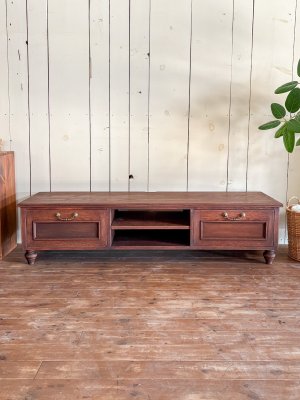 レッドオーク無垢材を使ったテレビボードです。